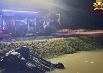 Auto finisce in un canale:  79enne muore davanti al marito