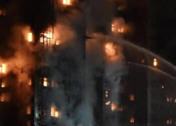 Grattacieli in fiamme a Hong Kong: 36 morti e 279 dispersi