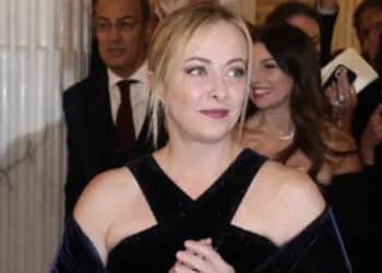 Licenziata una maschera per aver urlato “Palestina libera” a Giorgia Meloni alla Scala: teatro condannato