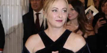 Licenziata una maschera per aver urlato “Palestina libera” a Giorgia Meloni alla Scala: teatro condannato