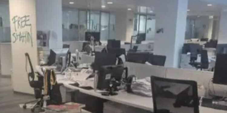 Gruppo di Pro Pal devastano la redazione de “La Stampa”: denunciate 34 persone