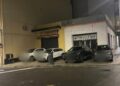 Il sabato sera degli incivili a Cagliari, 4 auto sul marciapiede trasformato in parcheggio