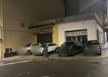 Il sabato sera degli incivili a Cagliari, 4 auto sul marciapiede trasformato in parcheggio
