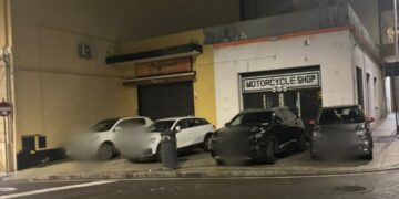 Il sabato sera degli incivili a Cagliari, 4 auto sul marciapiede trasformato in parcheggio