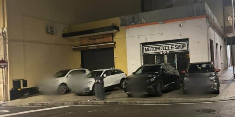 Il sabato sera degli incivili a Cagliari, 4 auto sul marciapiede trasformato in parcheggio