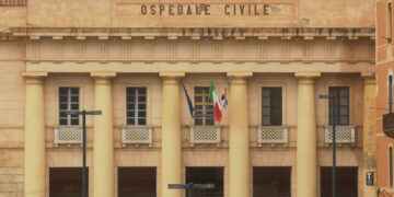 Cagliari, assurdo striscione contro due medici al San Giovanni di Dio: “Complici della violenza transfobica”