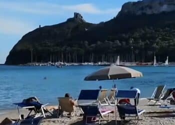 2 novembre, Poetto preso d’assalto: ancora tuffi e tintarella davanti alla Sella del Diavolo