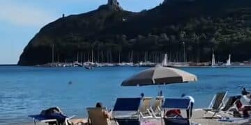 2 novembre, Poetto preso d’assalto: ancora tuffi e tintarella davanti alla Sella del Diavolo