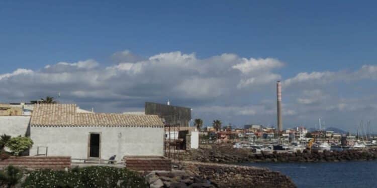 Portoscuso, seguita da un ragazzo mentre porta il cane a passeggio: “Mi ha pedinata fino al cancello di casa”