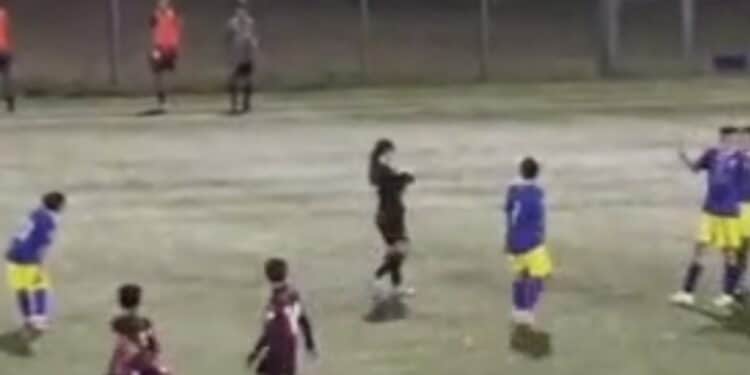 “Almeno un pugno”: arbitra insultata da alcuni genitori a Mandas, la sanzione è di 80 euro