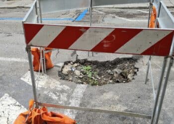 Cagliari, “presto avremo i pomodori nel fertile suolo delle buche stradali di via Caprera”
