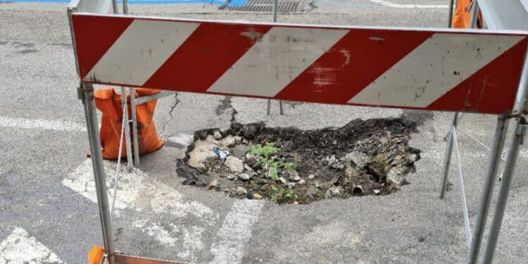 Cagliari, “presto avremo i pomodori nel fertile suolo delle buche stradali di via Caprera”