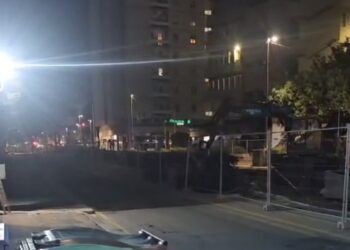 Cagliari, non c’è pace per i commercianti e i ristoratori di viale Diaz: rotto un tubo dell’acqua durante i lavori per la metro