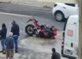 Cagliari, cade con la moto per colpa di una ingente perdita idrica: “In via Is Maglias si rischia la vita”