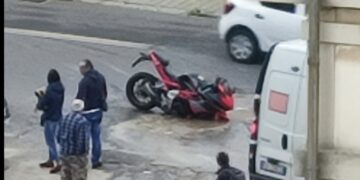 Cagliari, cade con la moto per colpa di una ingente perdita idrica: “In via Is Maglias si rischia la vita”