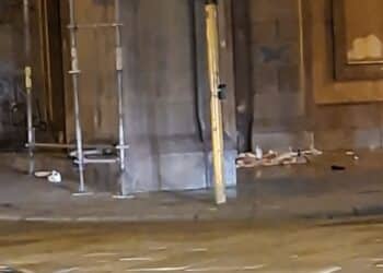 Cagliari, il dramma sociale sotto i portici di via Roma: passanti molestati e puzza di escrementi in mezzo alla strada