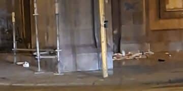 Cagliari, il dramma sociale sotto i portici di via Roma: passanti molestati e puzza di escrementi in mezzo alla strada