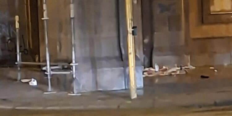 Cagliari, il dramma sociale sotto i portici di via Roma: passanti molestati e puzza di escrementi in mezzo alla strada