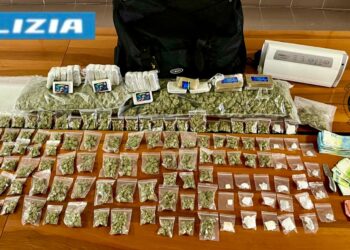 Cagliari, una centrale dello spaccio nel cuore della città: arrestato un 33enne, sequestrati 5 kg di droga