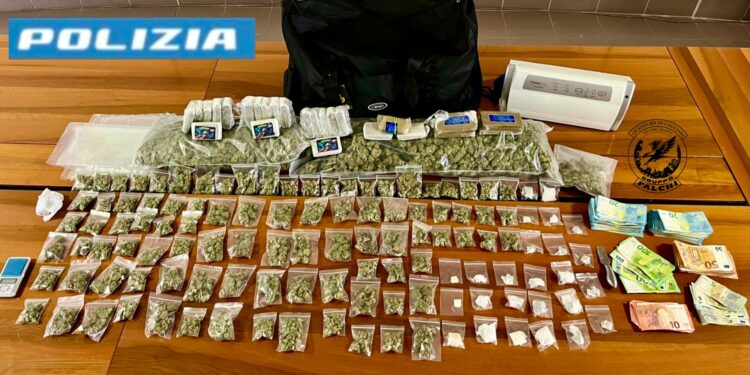 Cagliari, una centrale dello spaccio nel cuore della città: arrestato un 33enne, sequestrati 5 kg di droga