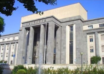 Abusava del figlio di 8 anni, lo filmava e diffondeva i video: condannato a 14 anni a Cagliari