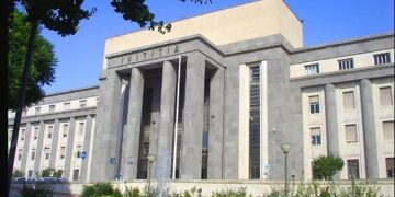 Abusava del figlio di 8 anni, lo filmava e diffondeva i video: condannato a 14 anni a Cagliari