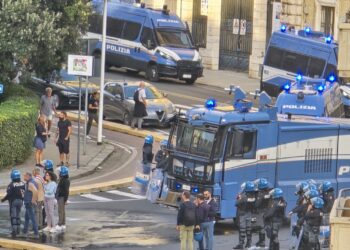 Cagliari blindata, elicotteri ancora in azione ma è polemica sul corteo non autorizzato