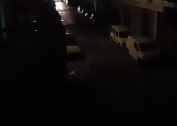 Cagliari, strade al buio da una settimana e i cittadini usano la torcia del telefono per camminare