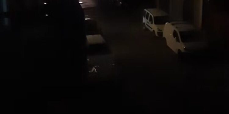 Cagliari, strade al buio da una settimana e i cittadini usano la torcia del telefono per camminare