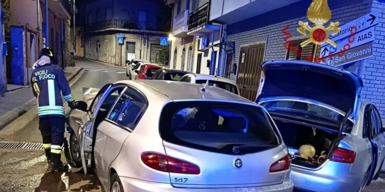 Schianto fra due auto a Domusnovas, cinque persone in ospedale