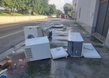 Cagliari, scaricano lavatrici e frigoriferi sopra il marciapiede: nuova discarica in via Giotto