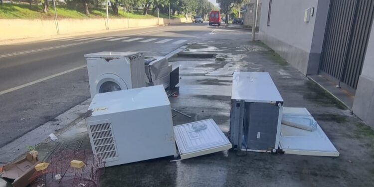 Cagliari, scaricano lavatrici e frigoriferi sopra il marciapiede: nuova discarica in via Giotto
