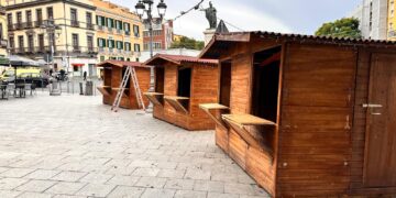 Cagliari, ecco le casette per il mercatino di Natale al Corso e in piazza Yenne: si apre fra otto giorni