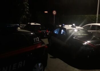 Via Guicciardini, maxi inseguimento nella notte: un ragazzo in scooter sfugge ai carabinieri in stile Uomo Ragno
