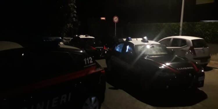 Via Guicciardini, maxi inseguimento nella notte: un ragazzo in scooter sfugge ai carabinieri in stile Uomo Ragno