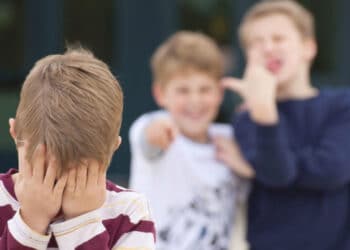 Sestu, ragazzino spintonato e preso in giro da un gruppo di coetanei