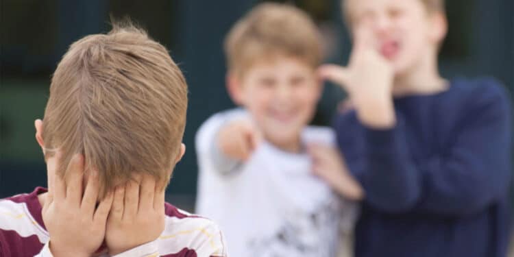 Sestu, ragazzino spintonato e preso in giro da un gruppo di coetanei