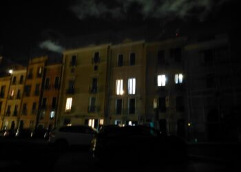 A Castello si cena a lume di candela: “Siamo senza luce da una settimana, il nostro quartiere abbandonato”