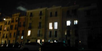 A Castello si cena a lume di candela: “Siamo senza luce da una settimana, il nostro quartiere abbandonato”