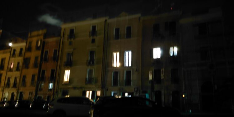 A Castello si cena a lume di candela: “Siamo senza luce da una settimana, il nostro quartiere abbandonato”