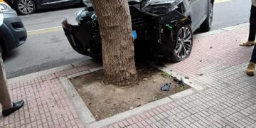 Cagliari, la Yaris si schianta con due settantenni a bordo: momenti di paura in via Pessina