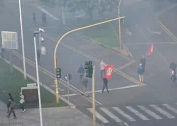 Cagliari, scontri tra Polizia e manifestanti: idranti e fumogeni in piazza Garibaldi, gli antifascisti contestano