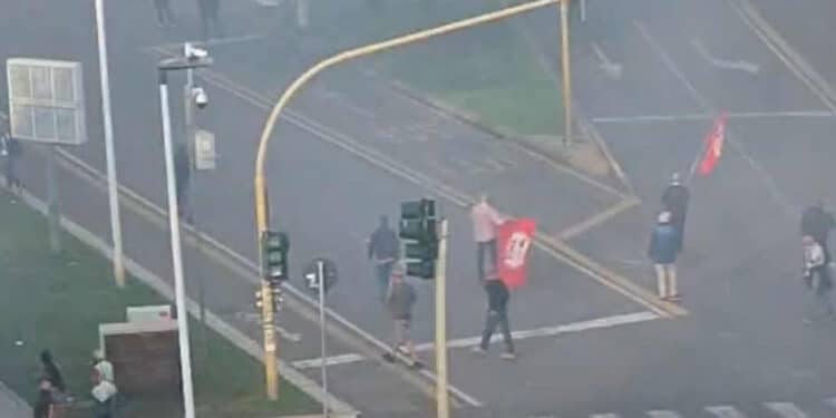 Cagliari, scontri tra Polizia e manifestanti: idranti e fumogeni in piazza Garibaldi, gli antifascisti contestano