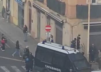 Cagliari, la guerriglia del primo novembre in piazza Garibaldi: idranti e lacrimogeni, poi i lanci di bottiglie