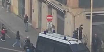 Cagliari, la guerriglia del primo novembre in piazza Garibaldi: idranti e lacrimogeni, poi i lanci di bottiglie