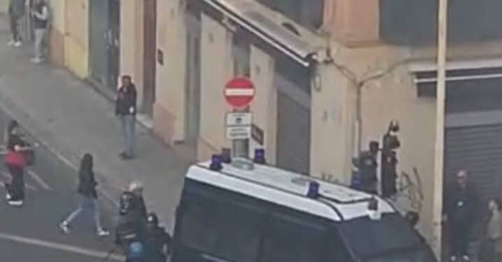 Cagliari, la guerriglia del primo novembre in piazza Garibaldi: idranti e lacrimogeni, poi i lanci di bottiglie