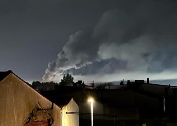 Macchiareddu, enorme incendio nella notte in una azienda di stoccaggio: momenti di grandissima paura