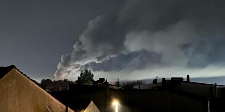 Macchiareddu, enorme incendio nella notte in una azienda di stoccaggio: momenti di grandissima paura