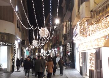 Cagliari, domenica di shopping a dieci giorni dal Natale: tra luci e ombre le impressioni di Via Garibaldi e Via Alghero