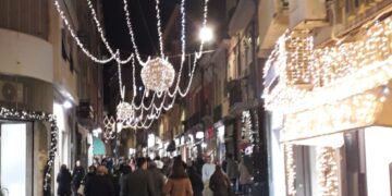 Cagliari, domenica di shopping a dieci giorni dal Natale: tra luci e ombre le impressioni di Via Garibaldi e Via Alghero